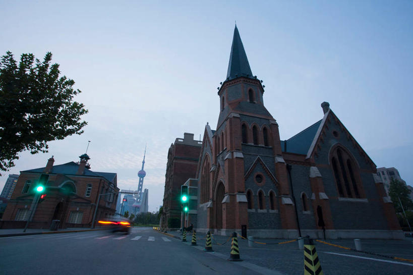 无人,家,横图,室外,白天,仰视,旅游,度假,安全,植物,标志建筑,道路,地标,建筑,路,人行横道,公路,上海,中国,亚洲,阴影,光线,影子,房屋,屋子,云,云朵,红绿灯,人行道,塔,信号灯,交通,云彩,娱乐,建设,东方明珠,浦东,楼房,住宅,树,树木,两个,蓝色,绿色,白云,蓝天,天空,阳光,自然,天,享受,休闲,旅游胜地,放松,警示,生长,晴朗,成长,申,提示,人行横道线,电视塔,流通,黄浦区,金融中心,陆家嘴,陆家嘴金融贸易区,浦东新区,外滩源,东亚,东方明珠广播电视塔,东方明珠电视塔,上海市,交通信号灯,行人信号灯,中华人民共和国,沪,华东地区,晴空,斑马线,马路,彩图,低角度拍摄,房子,东方明珠塔,新天安堂