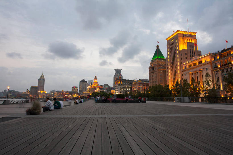 无人,高楼大厦,横图,室外,白天,仰视,旅游,度假,植物,标志建筑,大厦,道路,地标,建筑,路,摩天大楼,上海,中国,亚洲,时间,时钟,屋顶,乌云,云,阴天,云朵,小路,钟楼,交通,计时,云彩,顶棚,娱乐,建设,树,树木,绿色,天空,自然,钟表,外滩,天,享受,休闲,表,旅游胜地,放松,生长,成长,申,昏暗,阴沉,黄浦区,东亚,上海海关大楼,海关大楼,沙逊大厦,中山东一路,上海市,中华人民共和国,沪,华东地区,塔钟,钟,彩图,低角度拍摄,大楼,高层建筑,高楼,摩天楼,上海外滩