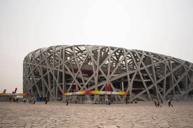 无人,体育馆,运动场,横图,室外,白天,仰视,旅游,度假,标志建筑,地标,建筑,北京,中国,亚洲,英文,标志,鸟巢,文字,字符,字母,乌云,云,阴天,云朵,首都,云彩,娱乐,标识,建设,体育场,架子,三个,红色,天空,天,享受,休闲,旅游胜地,放松,英文字母,支撑,固定,昏暗,阴沉,东亚,国家体育场,中华人民共和国,北京市,京,北平,华北地区,朝阳区,运动馆,彩图,低角度拍摄,北京奥林匹克公园