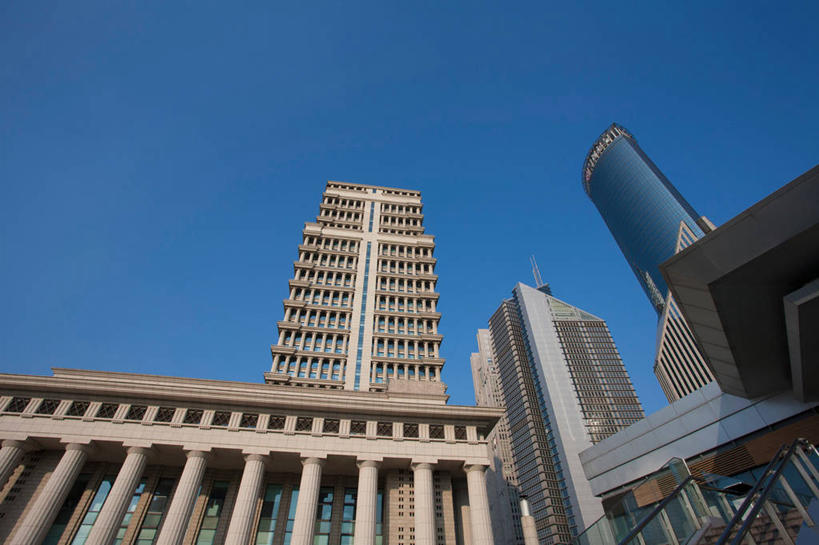 无人,高楼大厦,横图,室外,白天,仰视,旅游,度假,窗户,落地窗,标志建筑,大厦,地标,建筑,摩天大楼,上海,中国,亚洲,一排,许多,阴影,整齐,并列,并排,光线,影子,很多,娱乐,建设,浦东,玻璃窗,中银大厦,排列,蓝色,蓝天,天空,阳光,天,享受,休闲,旅游胜地,放松,晴朗,申,队列,平行,玻璃幕墙,金融中心,陆家嘴,陆家嘴金融贸易区,浦东新区,东亚,上海市,万里无云,中华人民共和国,沪,华东地区,交银金融大厦,晴空,晴空万里,彩图,低角度拍摄,大楼,高层建筑,高楼,摩天楼,上海中银大厦