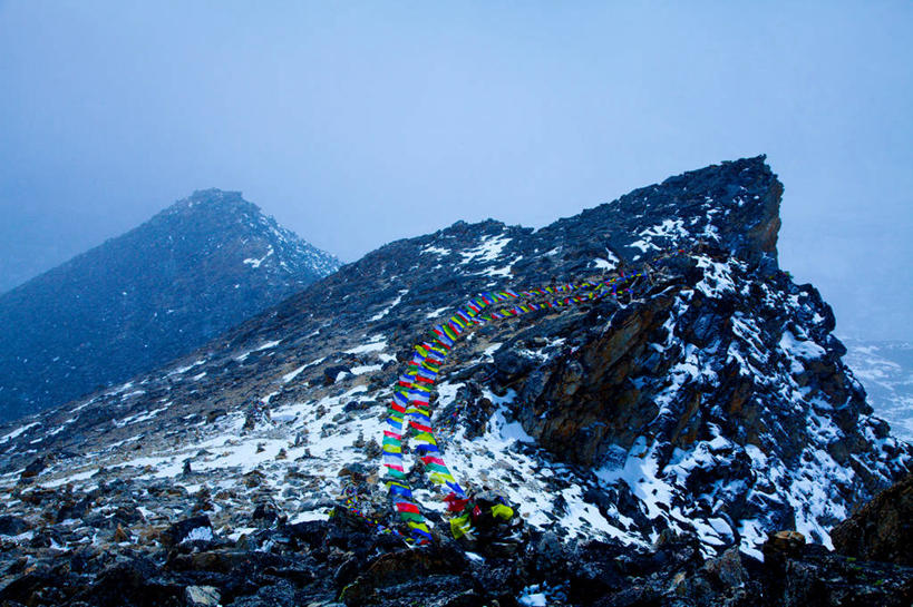 无人,公园,横图,室外,白天,正面,旅游,度假,美景,山,雪,雪山,雾,大雪,旗帜,珠峰,尼泊尔,亚洲,一排,许多,朦胧,模糊,整齐,冰,积雪,景观,山峰,乌云,雪景,云,阴天,云朵,冬季,冬天,山峦,很多,云彩,娱乐,旗子,排列,天空,自然,天,享受,休闲,景色,放松,寒冷,迷雾,冰冷,国家公园,昏暗,阴沉,队列,自然风光,南亚,尼泊尔王国,珠穆朗玛峰,严寒,冰凉,酷寒,凛冽,凛凛,极冷,旌旗,旗号,圣母峰,珠穆朗玛,萨加玛塔国家公园,萨加玛塔峰,专区,大雾,彩图,萨加玛塔专区,索卢坤布县,卡拉帕塔