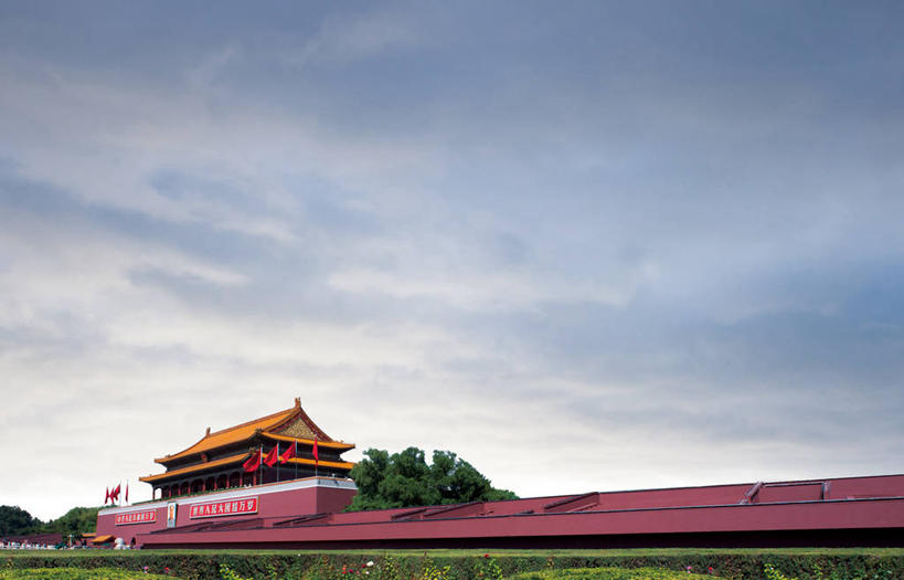 无人,天安门,宫殿,横图,室外,白天,仰视,旅游,度假,草地,草坪,名胜古迹,植物,标志建筑,地标,建筑,北京,天安门广场,中国,亚洲,遗迹,瓦片,墙,屋顶,屋檐,乌云,云,阴天,云朵,首都,云彩,顶棚,古迹,文物,娱乐,建设,古建筑,檐,墙壁,墙面,草,树,树木,黄色,红色,绿色,天空,自然,天,享受,休闲,旅游胜地,放松,生长,成长,宫廷,昏暗,阴沉,古文明,东亚,中华人民共和国,东城区,北京市,京,北平,华北地区,天安门城楼,王宫,彩图,低角度拍摄,皇宫,承天门