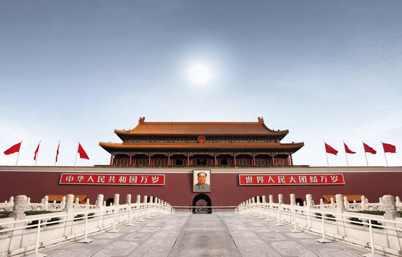 东方人,一个人,无人,天安门,栏杆,横图,照片,室外,白天,仰视,制服,旅游,度假,名胜古迹,标志建筑,地标,建筑,桥梁,旗帜,北京,天安门广场,中国,亚洲,仅一个男性,仅一个人,一排,一张,许多,阴影,服装,遗迹,整齐,光线,毛泽东,标志,瓦片,文字,影子,字符,屋顶,屋檐,云,云朵,围栏,桥,首都,很多,云彩,顶棚,注视,黄种人,古迹,文物,娱乐,标识,旗子,建设,古建筑,石桥,护栏,檐,中山装,拱桥,排列,衣服,蓝色,白云,蓝天,天空,阳光,天,观察,看,仅一个老年男性,享受,休闲,汉字,旅游胜地,放松,摄影,服饰,主席,拱形,晴朗,观看,人行桥,石拱桥,察看,领导,衣着,穿着,队列,关注,中文,毛主席,古文明,东亚,中华人民共和国,东城区,北京市,京,北平,华北地区,国文,华文,旌旗,旗号,天安门城楼,二十八画生,润之,诗人,石三伢子,咏芝,革命家,理论家,首脑,战略家,老年男性,男人,男性,亚洲人,相片,晴空,半身,彩图,低角度拍摄,拍摄,照相,毛装,人民服,承天门