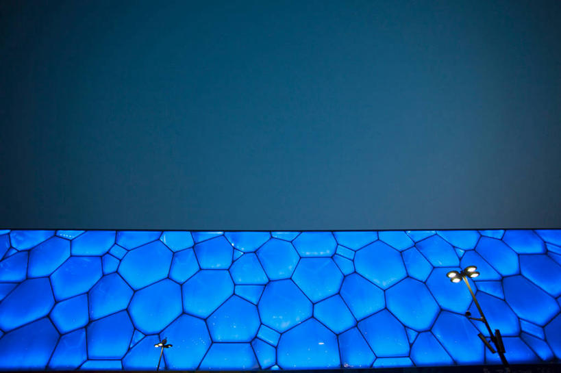 无人,体育馆,游泳池,公园,横图,室外,夜晚,仰视,旅游,度假,水,窗户,落地窗,标志建筑,地标,建筑,路灯,照明,北京,中国,亚洲,阴影,光线,影子,水池,水面,灯光,首都,娱乐,建设,泳池,玻璃窗,灯,一个,蓝色,享受,休闲,旅游胜地,放松,单个,照亮,游泳馆,照明设备,玻璃幕墙,东亚,中华人民共和国,北京市,京,北平,华北地区,朝阳区,彩图,低角度拍摄,北京奥林匹克公园,国家游泳中心,水立方