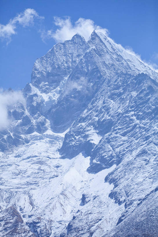 无人,公园,竖图,室外,白天,正面,旅游,度假,美景,山,雪,雪山,大雪,珠峰,尼泊尔,亚洲,阴影,光线,影子,冰,积雪,景观,山峰,雪景,云,云朵,冬季,冬天,山峦,云彩,娱乐,蓝色,白云,蓝天,天空,阳光,自然,天,享受,休闲,景色,放松,寒冷,晴朗,冰冷,国家公园,自然风光,南亚,尼泊尔王国,珠穆朗玛峰,严寒,冰凉,酷寒,凛冽,凛凛,极冷,圣母峰,珠穆朗玛,萨加玛塔国家公园,萨加玛塔峰,专区,晴空,彩图,萨加玛塔专区,索卢坤布县,唐瑟古峰