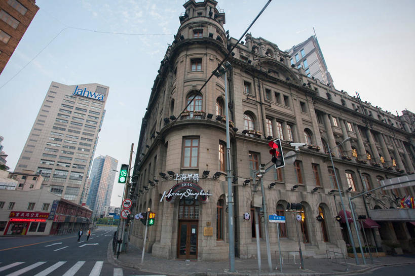 无人,宾馆,高楼大厦,横图,室外,白天,仰视,旅游,度假,安全,窗户,门,标志建筑,大厦,道路,地标,建筑,酒店,路,摩天大楼,人行横道,公路,上海,中国,亚洲,阴影,光线,影子,墙,云,云朵,红绿灯,人行道,分界线,褐色,停车线,信号灯,交通,云彩,娱乐,建设,虹口区,玻璃窗,墙壁,墙面,蓝色,白云,蓝天,天空,阳光,门框,天,享受,休闲,旅游胜地,放松,警示,晴朗,车行道,车行道分界线,旅社,申,提示,标线,人行横道线,流通,东亚,车行线,浦江饭店,上海市,黄浦路,交通信号灯,行人信号灯,中华人民共和国,沪,华东地区,晴空,斑马线,马路,彩图,低角度拍摄,大楼,高层建筑,高楼,客店,客栈,旅店,旅馆,摩天楼,商旅,礼查饭店