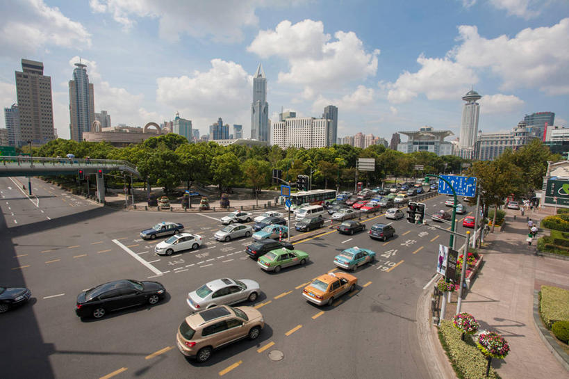 无人,博物馆,高楼大厦,栏杆,横图,俯视,室外,白天,旅游,度假,安全,石头,植物,标志建筑,大厦,道路,地标,建筑,剧院,路,摩天大楼,指示牌,公路,汽车,上海,中国,亚洲,一排,许多,阴影,研究,整齐,并列,并排,光线,标志,路标,石子,文字,影子,字符,云,云朵,红绿灯,天桥,围栏,桥,分界线,歌剧院,停车线,信号灯,交通,很多,教育,云彩,娱乐,标识,建设,护栏,路牌,车,树,树木,排列,蓝色,绿色,白云,蓝天,天空,阳光,自然,交通工具,轿车,人民广场,天,享受,休闲,汉字,旅游胜地,放松,警示,上海博物馆,上海城市规划馆,上海大剧院,生长,晴朗,成长,人行桥,展览,车行道,车行道分界线,申,队列,提示,欣赏,中文,载具,标线,平行,流通,陈列,黄浦区,明天广场,上海新世界丽笙大酒店,东亚,车行线,上海城市规划展示馆,上海市,交通信号灯,行人信号灯,中华人民共和国,沪,华东地区,歌剧,国文,华文,典藏,上海人民广场,石块,晴空,马路,彩图,高角度拍摄,大楼,高层建筑,高楼,剧场,摩天楼,上海市人民政府,人民大道,黄陂北路,市政府,人民大厦,上海人民大厦