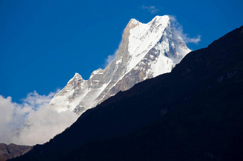 无人,横图,室外,白天,正面,旅游,度假,石头,美景,山,雪,雪山,大雪,尼泊尔,亚洲,阴影,光线,石子,影子,冰,积雪,景观,山峰,悬崖,雪景,云,云朵,冬季,冬天,山峦,云彩,娱乐,蓝色,白云,蓝天,天空,阳光,自然,天,享受,休闲,景色,放松,寒冷,晴朗,冰冷,自然风光,南亚,安纳普尔纳峰,尼泊尔王国,严寒,冰凉,酷寒,凛冽,凛凛,极冷,绝壁,库塘峰,石块,岩石,晴空,彩图,鱼尾峰