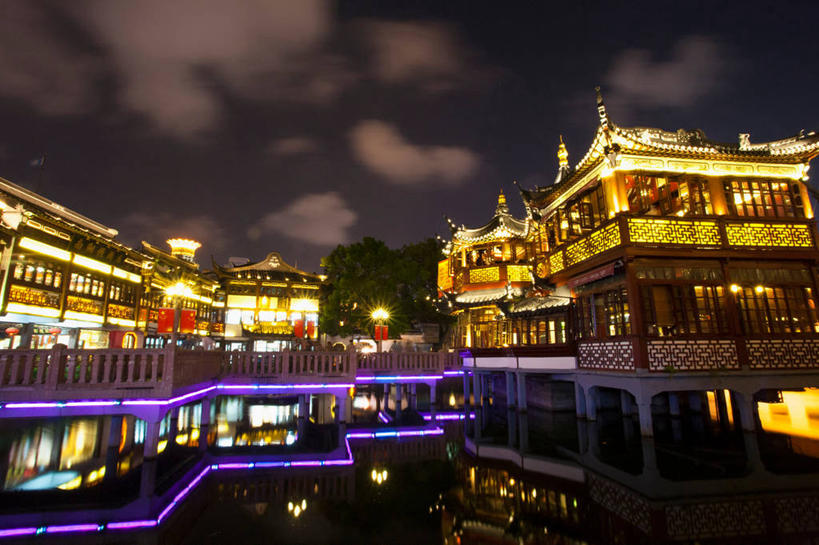 无人,宫殿,栏杆,横图,彩色,室外,夜晚,仰视,旅游,度假,名胜古迹,植物,标志建筑,地标,建筑,霓虹灯,夜景,上海,中国,亚洲,阴影,遗迹,光线,木板,瓦片,影子,屋檐,池塘,水池,围栏,桥,灯光,七彩,木桥,古迹,文物,娱乐,光源,建设,古建筑,护栏,霓虹,檐,栈桥,灯,树,树木,绿色,倒影,自然,九曲桥,豫园,享受,休闲,旅游胜地,放松,生长,成长,人行桥,木板桥,申,倒映,宫廷,照明设备,黄浦区,古文明,东亚,上海市,中华人民共和国,沪,华东地区,氖灯,王宫,反照,上海九曲桥,彩图,低角度拍摄,皇宫
