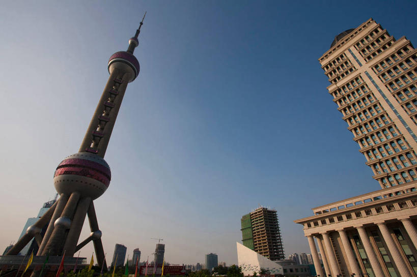 无人,高楼大厦,横图,室外,白天,仰视,旅游,度假,标志建筑,大厦,地标,建筑,摩天大楼,上海,中国,亚洲,塔,娱乐,建设,东方明珠,浦东,蓝色,蓝天,天空,天,享受,休闲,旅游胜地,放松,晴朗,申,电视塔,金融中心,陆家嘴,陆家嘴金融贸易区,浦东新区,东亚,东方明珠广播电视塔,东方明珠电视塔,上海市,万里无云,中华人民共和国,沪,华东地区,晴空,晴空万里,彩图,低角度拍摄,大楼,高层建筑,高楼,摩天楼,东方明珠塔,恒生银行大厦