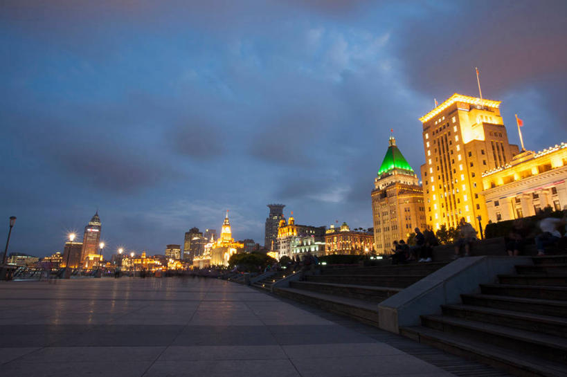 无人,高楼大厦,栏杆,横图,彩色,室外,夜晚,仰视,旅游,度假,植物,楼梯,标志建筑,大厦,道路,地标,建筑,路,摩天大楼,霓虹灯,公路,上海,中国,亚洲,阴影,时间,光线,扶手,时钟,影子,阶梯,屋顶,钟楼,灯光,七彩,交通,计时,顶棚,娱乐,光源,建设,护栏,霓虹,台阶,灯,树,树木,绿色,自然,钟表,享受,休闲,表,旅游胜地,放松,生长,成长,申,照明设备,黄浦区,东亚,上海海关大楼,中国银行大楼,海关大楼,沙逊大厦,中山东一路,上海市,中华人民共和国,沪,华东地区,氖灯,塔钟,钟,马路,彩图,低角度拍摄,大楼,高层建筑,高楼,摩天楼,上海中国银行大楼