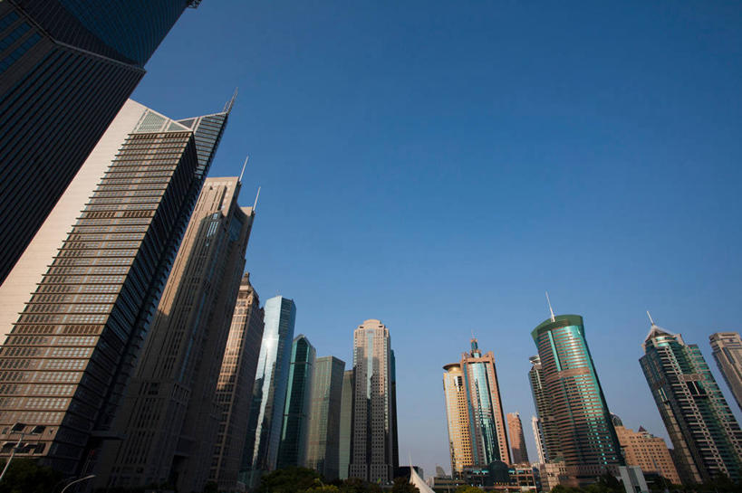 无人,高楼大厦,横图,室外,白天,仰视,度假,美景,植物,窗户,落地窗,城市风光,标志建筑,城市,大厦,地标,建筑,摩天大楼,上海,中国,亚洲,一排,许多,阴影,整齐,并列,并排,光线,影子,景观,建筑群,很多,娱乐,建设,浦东,玻璃窗,树,树木,排列,蓝色,绿色,蓝天,天空,阳光,自然,天,享受,休闲,景色,放松,生长,晴朗,成长,申,队列,平行,玻璃幕墙,金融中心,陆家嘴,陆家嘴金融贸易区,浦东新区,东亚,上海市,万里无云,中华人民共和国,沪,华东地区,交银金融大厦,晴空,晴空万里,彩图,低角度拍摄,大楼,高层建筑,高楼,摩天楼,恒生银行大厦,上海银行大厦