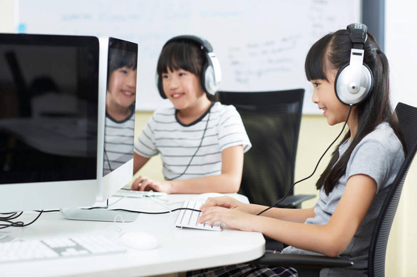 东方人,儿童,两个人,伙伴,朋友,学校,坐,笑,微笑,露齿笑,横图,室内,白天,正面,友谊,纯洁,电脑,显示器,键盘,桌子,椅子,亚洲,敲打,服装,朦胧,模糊,网络,注视,休闲装,黄种人,输入,输入设备,通讯设备,书桌,校园,三个,小孩,衣服,白板,耳机,耳麦,话筒,会议椅,课桌,打字,观察,看,休闲,教室,同学,休闲服,台式电脑,可爱,童年,童趣,服饰,观看,点击,敲击,办公椅,察看,麦克风,头戴式耳麦,课堂,校友,关注,扩音器,通信设备,记录板,传声器,童真,输出设备,烂漫,无邪,记事板,两副,同窗,学友,商务椅,培训椅,微音器,电脑一体机,天真,友情,按键,男孩,男人,男性,女孩,女人,女性,亚洲人,坐着,半身,彩图,头戴式耳机,男生,女生