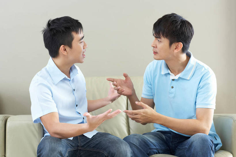 东方人,两个人,家庭,父亲,儿子,客厅,坐,横图,室内,白天,正面,沙发,亚洲,阴影,服装,反射,影子,墙,扭头,休闲装,黄种人,相视,墙壁,墙面,衣服,灰色,转头,休闲,温暖,温馨,父子,一家人,面对面,休闲服,父爱,服饰,对视,争吵,和睦,起居室,互视,吵架,相对,争执,布艺沙发,相看,客堂,男人,男性,年轻男性,中年男性,亚洲人,坐着,半身,彩图,融洽