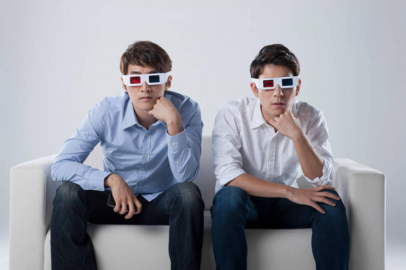 东方人,两个人,伙伴,朋友,坐,打电话,横图,室内,白天,白色背景,正面,友谊,沙发,电话,手机,亚洲,撑,阴影,服装,反射,眼镜,影子,托腮,注视,休闲装,黄种人,通讯设备,衣服,观察,看,托,休闲,休闲服,摄影,服饰,影棚,观看,察看,关注,托下巴,布艺沙发,智能手机,3D眼镜,两幅,立体眼镜,单手托腮,交流,友情,男人,男性,年轻男性,亚洲人,沟通,通话,坐着,半身,彩图,影棚拍摄,拍摄