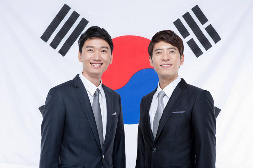 东方人,两个人,同事,商务人士,商务男性,站,笑,微笑,露齿笑,横图,室内,白天,仰视,衬衫,成功,合作,团队,集体,信心,旗帜,国旗,亚洲,阴影,套装,反射,影子,领带,注视,黄种人,队伍,观察,看,站着,摄影,影棚,观看,察看,领导,象征,庄重,成就,关注,商务装,身份,合伙,领袖,工薪阶层,正式,地位,男人,男性,年轻男性,亚洲人,白领,上班族,旗,站立,半身,彩图,低角度拍摄,影棚拍摄,衬衣,拍摄,朝鲜国旗,朝鲜民主主义人民共和国国旗