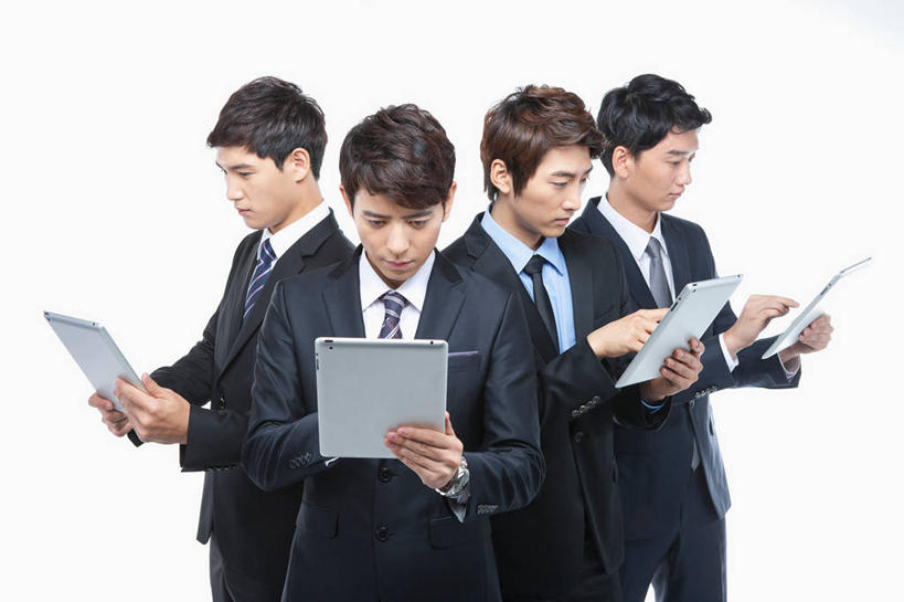 东方人,四个人,同事,商务人士,商务男性,站,横图,室内,白天,白色背景,正面,衬衫,成功,合作,团队,集体,信心,电脑,笔记本电脑,亚洲,握,阴影,套装,反射,网络,影子,领带,注视,黄种人,通讯设备,队伍,低头,观察,看,站着,握着,摄影,影棚,观看,察看,无线,领导,象征,庄重,成就,关注,通信设备,商务装,身份,无线网络,合伙,领袖,无线上网,便携式电脑,工薪阶层,平板电脑,正式,地位,四台,垂头,手提电脑,男人,男性,年轻男性,亚洲人,白领,上班族,站立,半身,彩图,影棚拍摄,衬衣,拍摄