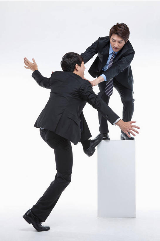 东方人,背部,两个人,同事,商务人士,商务男性,站,伸展双臂,竖图,室内,白天,正面,鞋,衬衫,成功,合作,团队,集体,信心,鞋子,亚洲,弯腰,阴影,灰色背景,套装,反射,影子,领带,皮革,注视,黄种人,踩,队伍,踩着,低头,观察,看,站着,阻挡,摄影,影棚,观看,察看,领导,象征,庄重,成就,关注,商务装,身份,合伙,领袖,工薪阶层,弯身,正式,地位,垂头,反对,阻挠,拦截,阻当,阻梗,男人,男性,年轻男性,亚洲人,白领,上班族,敞开双臂,伸开双臂,展开双肩,站立,张开手臂,张开双臂,半身,彩图,影棚拍摄,衬衣,皮鞋,拍摄