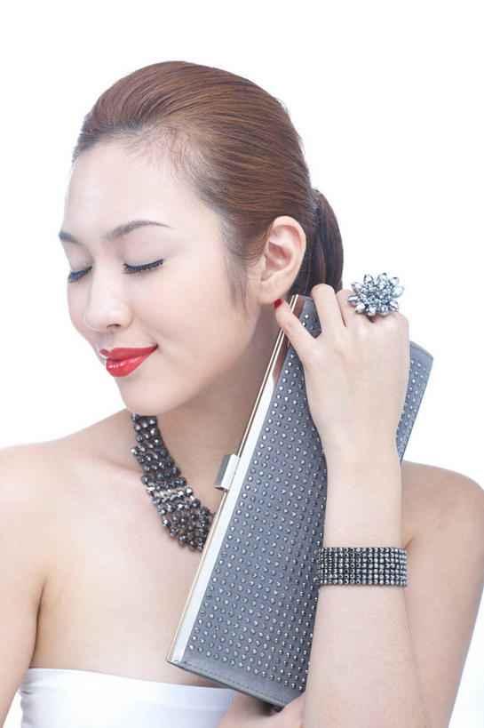 东方人,一个人,站,闭眼,笑,微笑,竖图,室内,白天,白色背景,正面,晚礼服,项链,亚洲,仅一个年轻女性,仅一个女性,仅一个人,握,阴影,反射,包,影子,扭头,黄种人,装饰品,一个,饰品,手链,首饰,站着,转头,握着,摄影,手镯,影棚,单个,单肩包,镯子,年轻女性,女人,女性,亚洲人,闭眼睛,闭着眼,闭着眼睛,站立,半身,彩图,影棚拍摄,晚宴服,舞会服,洋服,洋装,夜礼服,拍摄,晚装包