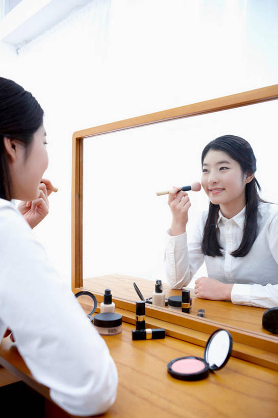 东方人,一个人,坐,笑,微笑,露齿笑,竖图,室内,白天,侧面,化妆,美容,镜子,桌面,桌子,亚洲,仅一个年轻女性,仅一个女性,仅一个人,护肤,握,阴影,服装,反射,影子,墙,梳妆台,注视,休闲装,黄种人,墙壁,墙面,衣服,白色,唇膏,化妆品,口红,观察,看,保养,享受,休闲,休闲服,粉底液,腮红,放松,握着,保健,服饰,化妆台,观看,粉底,修饰,镜像,察看,梳妆镜,护肤品,化妆用品,镜面,关注,护肤用品,胭脂,遮盖,养颜,吸脂,光学,唇棒,年轻女性,女人,女性,亚洲人,坐着,半身,彩图,防晒