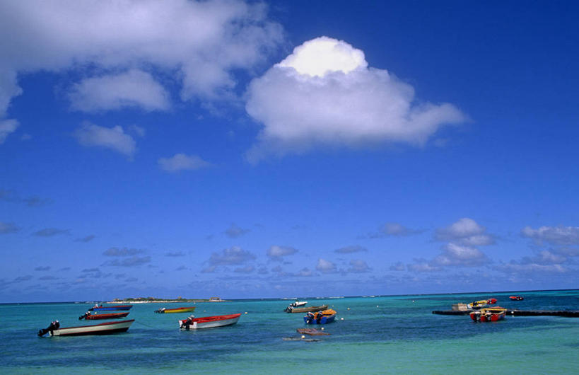 横图,室外,旅游,度假,海洋,日落,水,船,停靠,岛,海岸线,渔船,黄昏,摄影,宁静,热带气候,西印度群岛,停泊,剪影,海景,维京群岛,安的列斯群岛,安圭拉岛,海滩,彩图,旅行