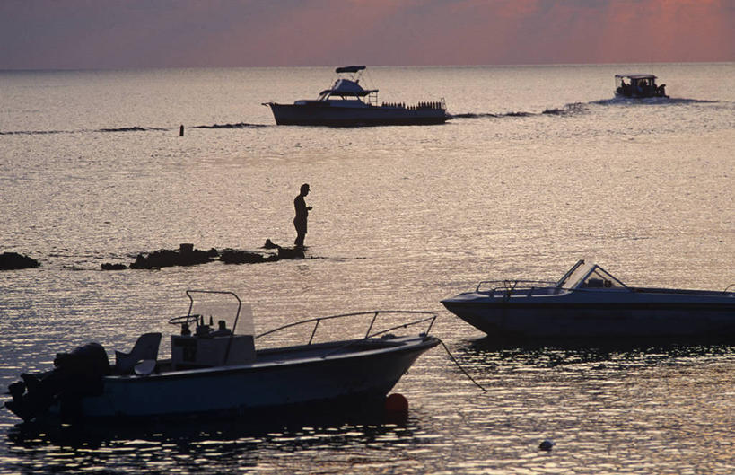 横图,室外,旅游,度假,海洋,日落,水,船,停靠,岛,海岸线,渔船,黄昏,摄影,宁静,热带气候,西印度群岛,停泊,剪影,海景,维京群岛,安的列斯群岛,安圭拉岛,海滩,彩图,旅行