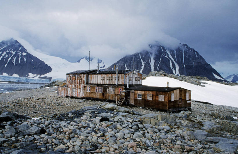 无人,横图,室外,南极,海洋,山,山脉,水,雪,雾,废弃,垒,木制,冰,云,历史,自然,地标建筑,鹅卵石,寒冷,摄影,报废,环境,废物,南极洲,露营,丢弃,放弃,抛弃,摈弃,海滩,彩图,小木屋,小屋,屏弃,摈斥,摒除