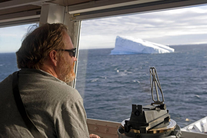 成年人,一个人,横图,室外,探险,南极,冰山,船,客轮,仅一个男性,桥,方向,摄影,客船,南极洲,探险家,冒险,男人,彩图,半岛,南极湾