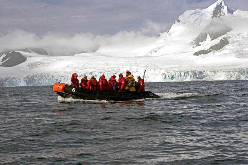 横图,室外,旅游,度假,探险,南极,冰山,海洋,水,船,行人,游客,游人,漂浮,冰,路人,旅客,寒冷,摄影,南极洲,过客,彩图,半岛,南冰洋,南极湾,充气艇