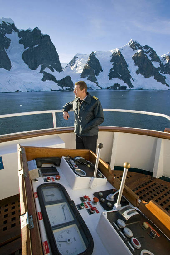 一个人,竖图,船,客轮,秘鲁,桥,首都,方向,邮轮,南美,摄影,观看,权威,南美洲,拉丁美洲,客船,南极洲,美洲,秘鲁共和国,利马,亚美利加洲,南亚美利加洲,玉米之仓,船长,利马省,彩图