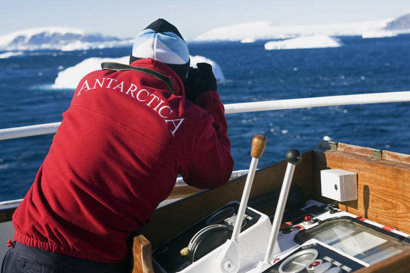 成年人,一个人,摄影师,横图,室外,探险,冰山,海洋,水,雪,船,帽子,相机,日光,仅一个男性,冰,摄影,气象,舵,气候,客船,南极洲,冰河,南极半岛,茄克,男人,彩图,旅行,西南极洲,半岛,南冰洋,南极湾