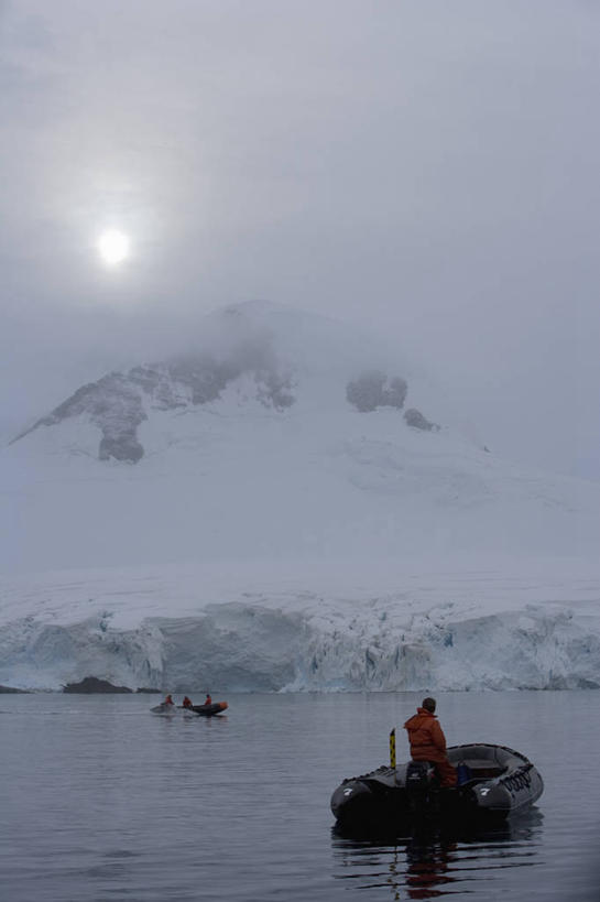 导游,横图,室外,探险,冰山,日出,海洋,水,船,漂浮,冰,黎明,寒冷,摄影,气象,气候,客船,南极洲,冰河,南极半岛,彩图,旅行,海港,西南极洲,半岛,南冰洋,充气艇,淡水