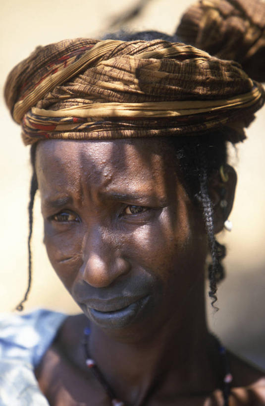 成年人,一个人,竖图,日光,非洲,马里,仅一个女性,阴影,头巾,头饰,痕迹,社区,摄影,麻花辫,肖像,疤痕,阿非利加洲,马里共和国,西非,伤疤,伤痕,莫普提,莫普提区,女人,彩图,传统文化