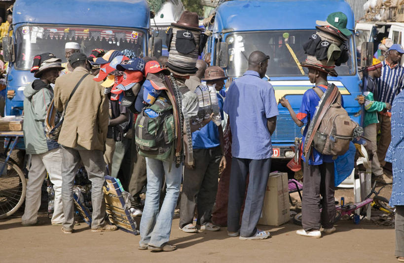 成年人,横图,城市,帽子,非洲,马里,头饰,巴士,首都,社区,鸭舌帽,运输,摄影,群众,装货,贩卖,贸易,阿非利加洲,巴马科,马里共和国,西非,男人,商人,彩图,旅行,公车站