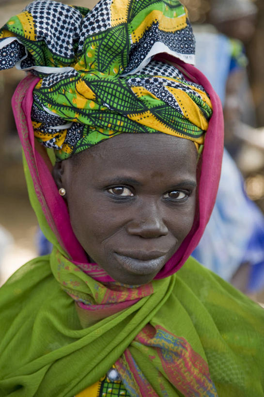 成年人,一个人,微笑,竖图,彩色,非洲,马里,仅一个女性,头巾,头饰,市场,首都,衣服,绿色,发饰,社区,摄影,五颜六色,色彩斑斓,五彩缤纷,五彩斑斓,阿非利加洲,巴马科,马里共和国,西非,五光十色,女人,彩图,传统文化