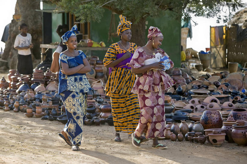 儿童,成年人,血管,横图,彩色,购物,消费,非洲,马里,工作,头巾,头饰,货摊,锅,衣服,发饰,社区,陶器,摄影,多样,五颜六色,色彩斑斓,粘土,选择,五彩缤纷,贸易,五彩斑斓,西非,五光十色,美术工艺,女孩,女人,彩图,传统文化