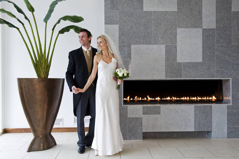 成年人,两个人,丈夫,妻子,新娘,新郎,微笑,横图,室内,婚纱,婚礼,幸福,壁炉,火,英国,北爱尔兰,正装,浪漫,英格兰,花,花束,摄影,婚姻,异性恋,男人,男性,女人,女性,彩图,爱,唐区,伴侣