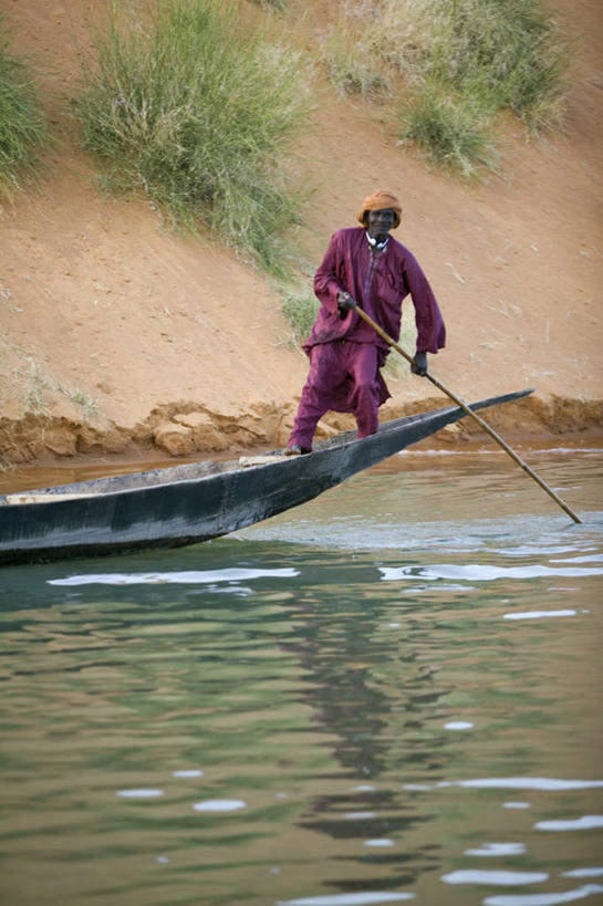 划船,成年人,一个人,竖图,彩色,室外,河流,水,船,非洲,马里,仅一个男性,工作,反射,木制,头巾,河岸,杆,衣服,社区,运输,摄影,五颜六色,色彩斑斓,伊斯兰教,五彩缤纷,五彩斑斓,西非,荡舟,尼日尔河,五光十色,男人,岩石,彩图,旅行,传统文化