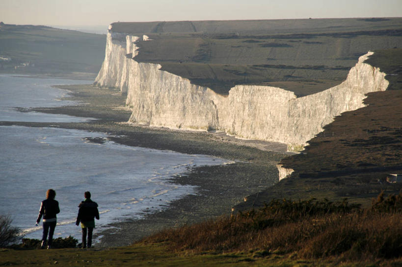 两个人,横图,室外,旅游,海洋,水,英国,欧洲,行人,游客,游人,地形,海岸线,悬崖,英格兰,路人,旅客,摄影,西欧,大不列颠,大不列颠及北爱尔兰联合王国,大不列颠及爱尔兰联合王国,萨塞克斯,萨塞克斯郡,苏塞克斯,英吉利海峡,过客,东萨塞克斯郡,伊斯特本,海滩,岩石,步行,彩图,大不列颠王国,大英帝国,联合王国,日不落帝国,伴侣
