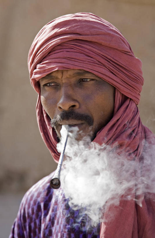 成年人,一个人,吸烟,竖图,彩色,非洲,马里,仅一个男性,金属,头巾,衣服,摄影,烟斗,五颜六色,色彩斑斓,伊斯兰教,五彩缤纷,五彩斑斓,西非,五光十色,男人,烟草,彩图,传统文化,图阿雷格人