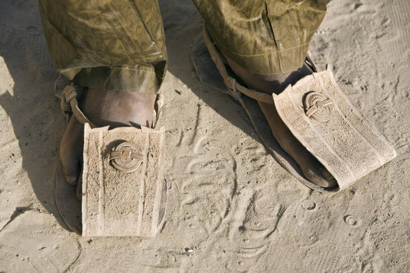 成年人,一个人,竖图,室外,沙漠,日光,非洲,马里,仅一个男性,阴影,沙子,头巾,头饰,骆驼,衣服,动物,运输,摄影,伊斯兰教,西非,男人,彩图,旅行,传统文化,图阿雷格人,游牧民族