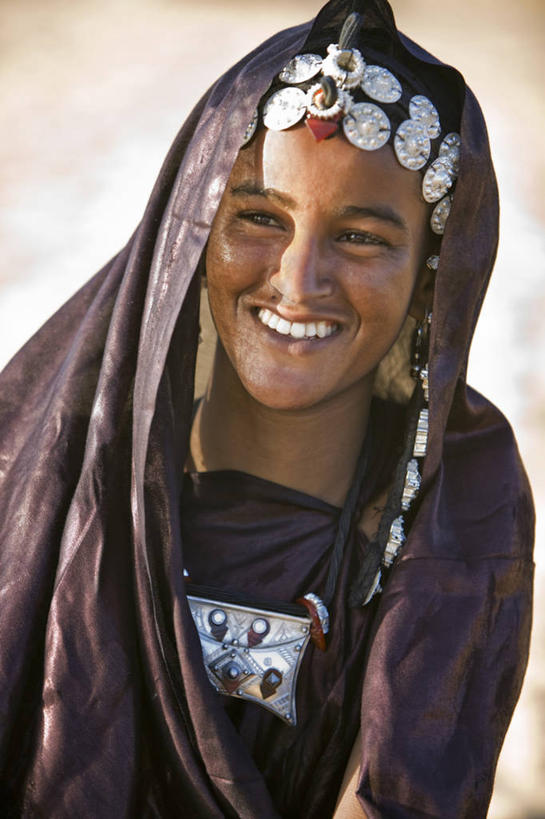 成年人,一个人,微笑,横图,彩色,室外,快乐,河流,帽子,非洲,马里,尼日尔,仅一个男性,头饰,圆锥,乡村,衣服,摄影,五颜六色,色彩斑斓,种族,五彩缤纷,五彩斑斓,西非,五光十色,男人,小胡子,彩图,胡茬,传统文化,富拉尼族