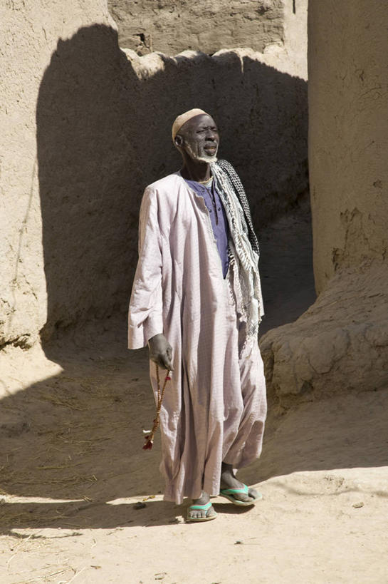 成年人,胡须,一个人,竖图,彩色,室外,河流,帽子,非洲,马里,尼日尔,仅一个男性,头饰,乡村,衣服,灰色,摄影,五颜六色,色彩斑斓,伊斯兰教,五彩缤纷,念珠,五彩斑斓,西非,五光十色,念佛珠,数珠,诵珠,男人,胡子,络腮胡,小胡子,步行,彩图,传统文化,玫瑰经,圣母圣咏