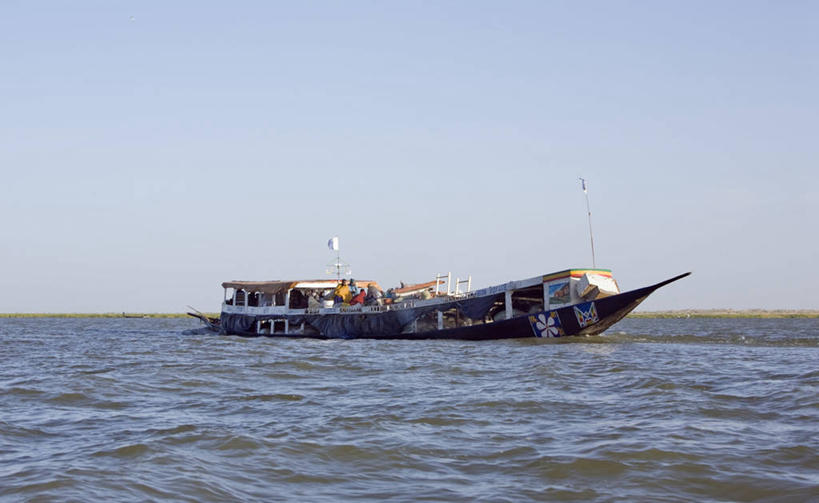 横图,室外,河流,水,船,非洲,马里,尼日尔,乘客,木制,发动机,运输,摄影,装货,西非,美术工艺,彩图,旅行,传统文化