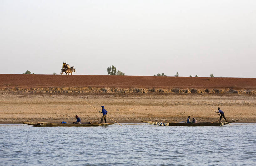 划船,成年人,横图,室外,河流,水,船,非洲,马里,尼日尔,木制,河岸,杆,动物,运输,摄影,驴子,西非,荡舟,美术工艺,男人,男性,彩图,旅行,传统文化