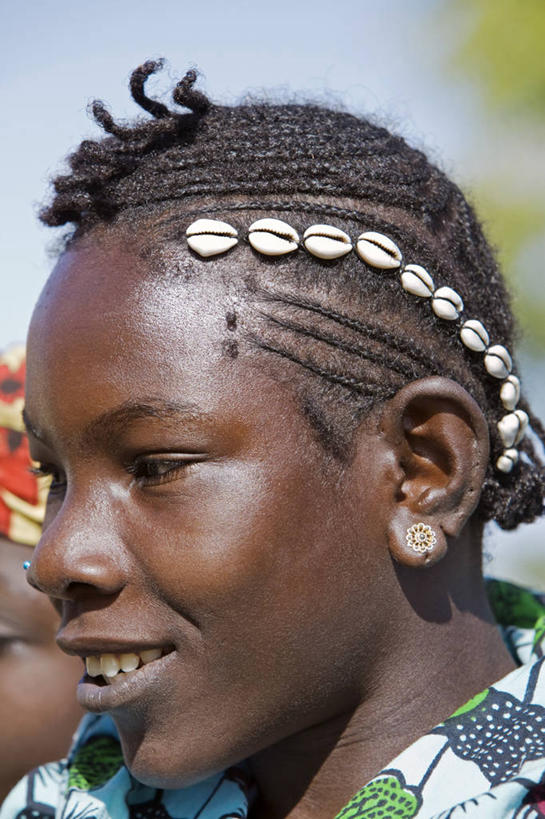 儿童,一个人,微笑,竖图,彩色,室外,纯洁,珠宝,非洲,马里,仅一个女性,仅一个人,小孩,衣服,社区,仅一个小孩,可爱,童年,童趣,摄影,手镯,五颜六色,麻花辫,色彩斑斓,鼻钉,五彩缤纷,童真,烂漫,无邪,五彩斑斓,耳饰,西非,尼日尔河,五光十色,紫贝,害羞,天真,女孩,女人,女性,孩子,彩图,女生,传统文化,美人