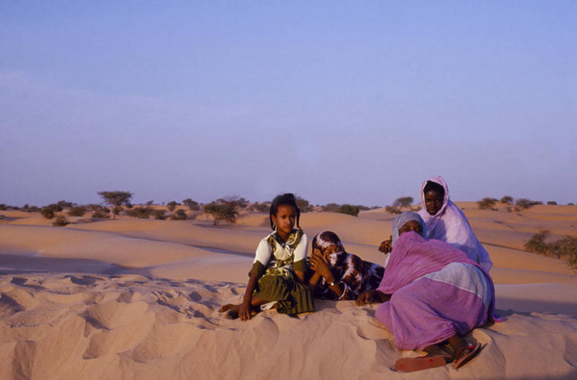 儿童,横图,室外,友谊,沙漠,非洲,毛里塔尼亚,沙子,地形,路边,沙丘,休息,放松,摄影,伊斯兰教,非洲文化,努瓦克肖特,撒哈拉沙漠,女孩,彩图,传统服装,传统文化,游牧民族