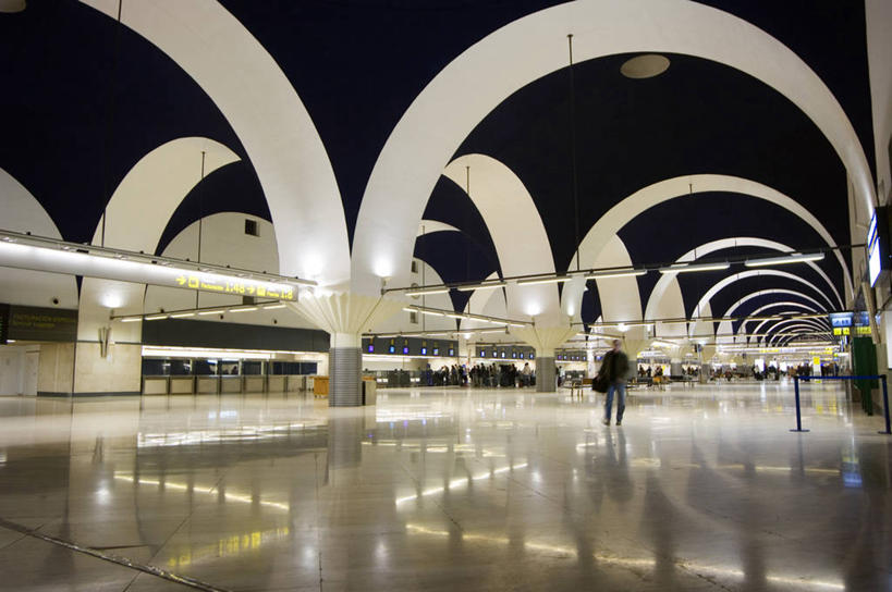 机场,横图,室内,旅游,西班牙,欧洲,行人,游客,游人,光,现代,路人,旅客,摄影,安达路西亚,塞维尔,过客,设计,彩图,旅行