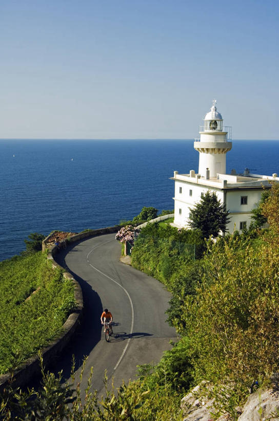 竖图,室外,海洋,水,道路,路,自行车,西班牙,欧洲,信息,海岸线,悬崖,灯塔,交通,方向,车,脚踏车,骑,蓝色,交通工具,骑车,摄影,引导,指引,明亮,载具,航标,巴斯克自治区,圣塞瓦斯蒂安,海滩,彩图,导航
