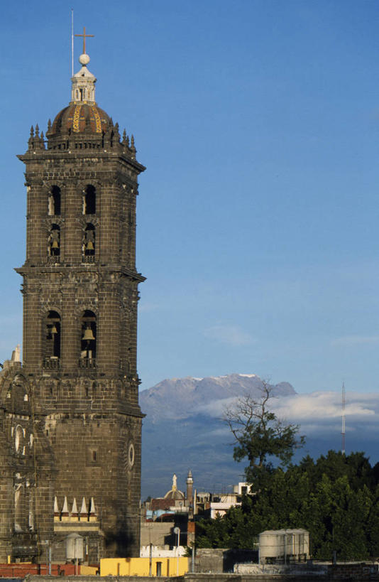 无人,教堂,竖图,室外,度假,美景,山,山脉,城市风光,城市,建筑,墨西哥,景观,钟楼,塔,娱乐,蓝色,天空,享受,休闲,景色,放松,摄影,宗教,北美,拉丁美洲,宗教建筑,巴洛克风格,普埃布拉州,彩图,大教堂